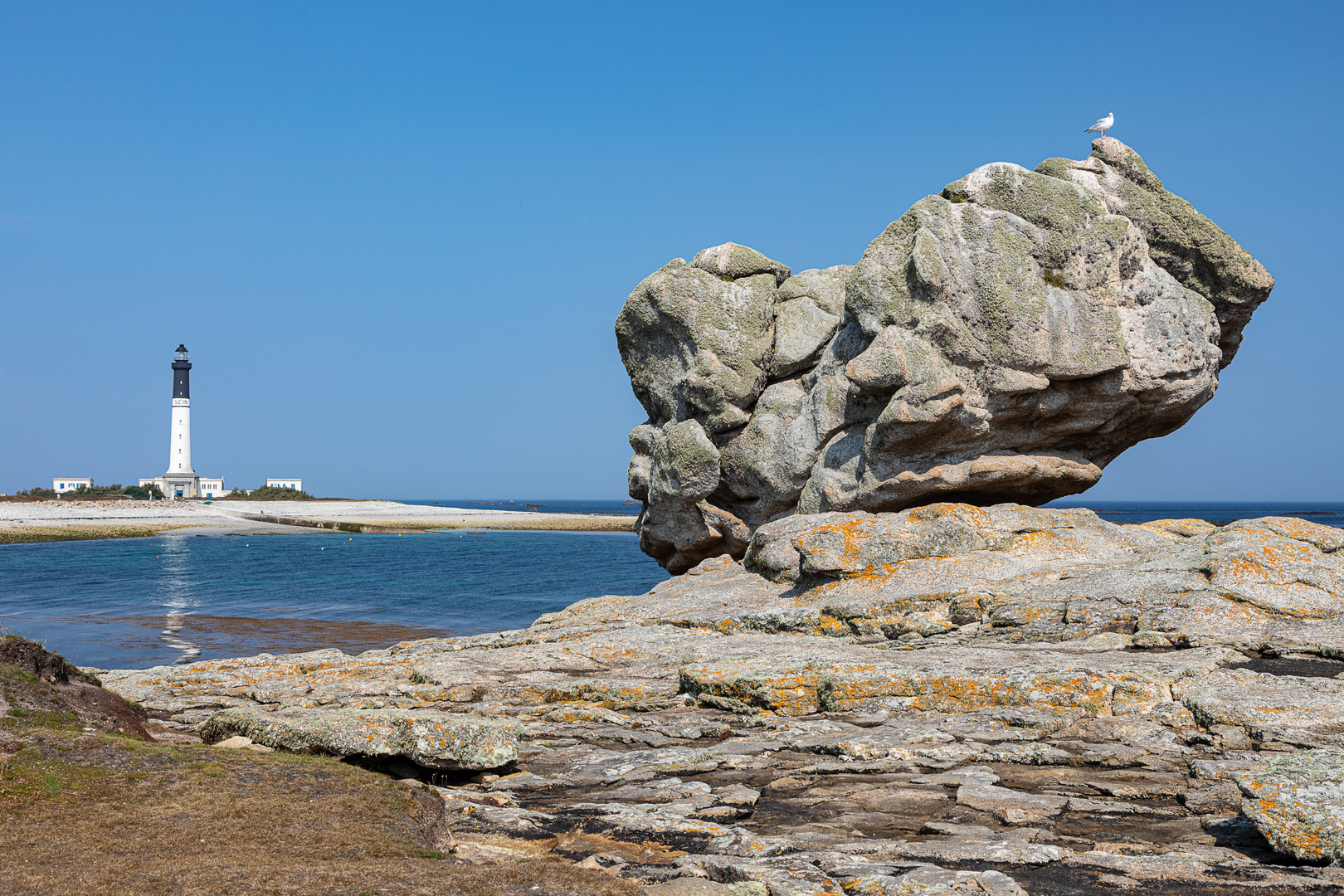 Île-de-Sein: Phare de Goulenez und Felsen mit Gesichtern