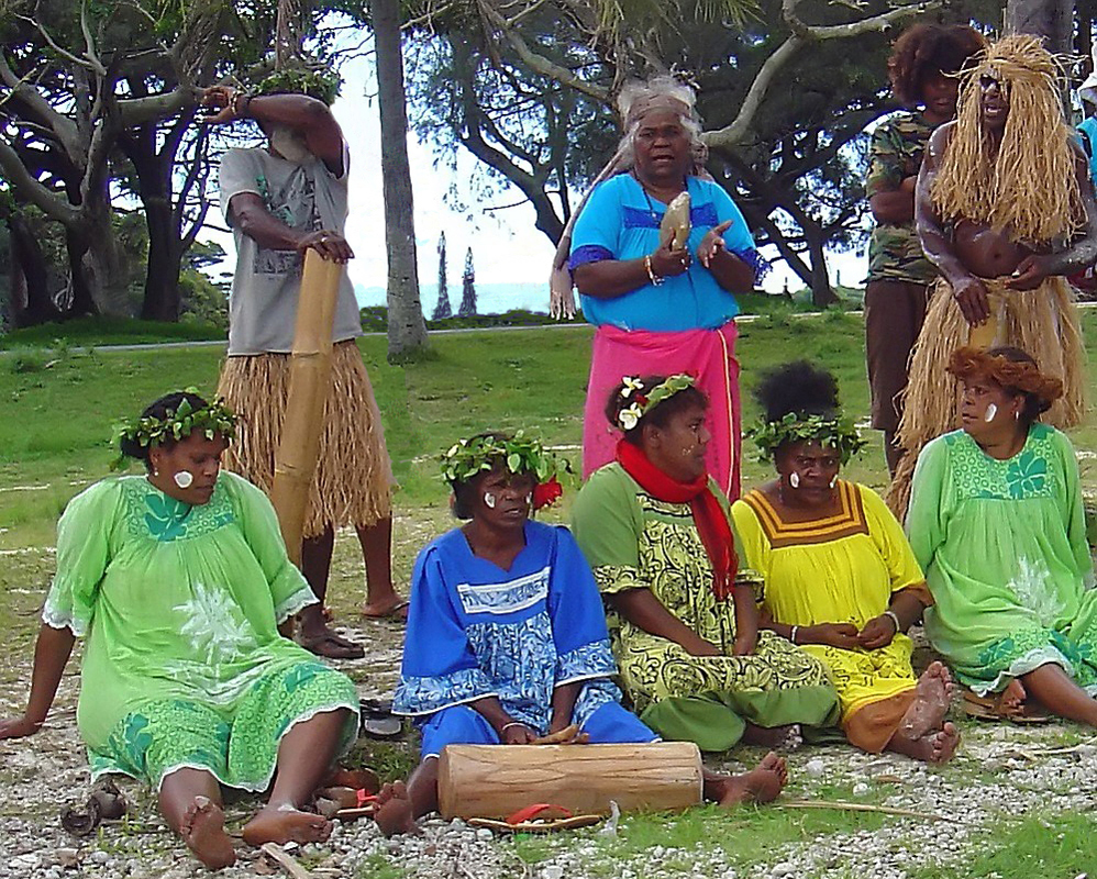 Île des Pins - Groupe de chants et danses, avec instruments traditionnels