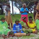 Île des Pins - Groupe de chants et danses, avec instruments traditionnels