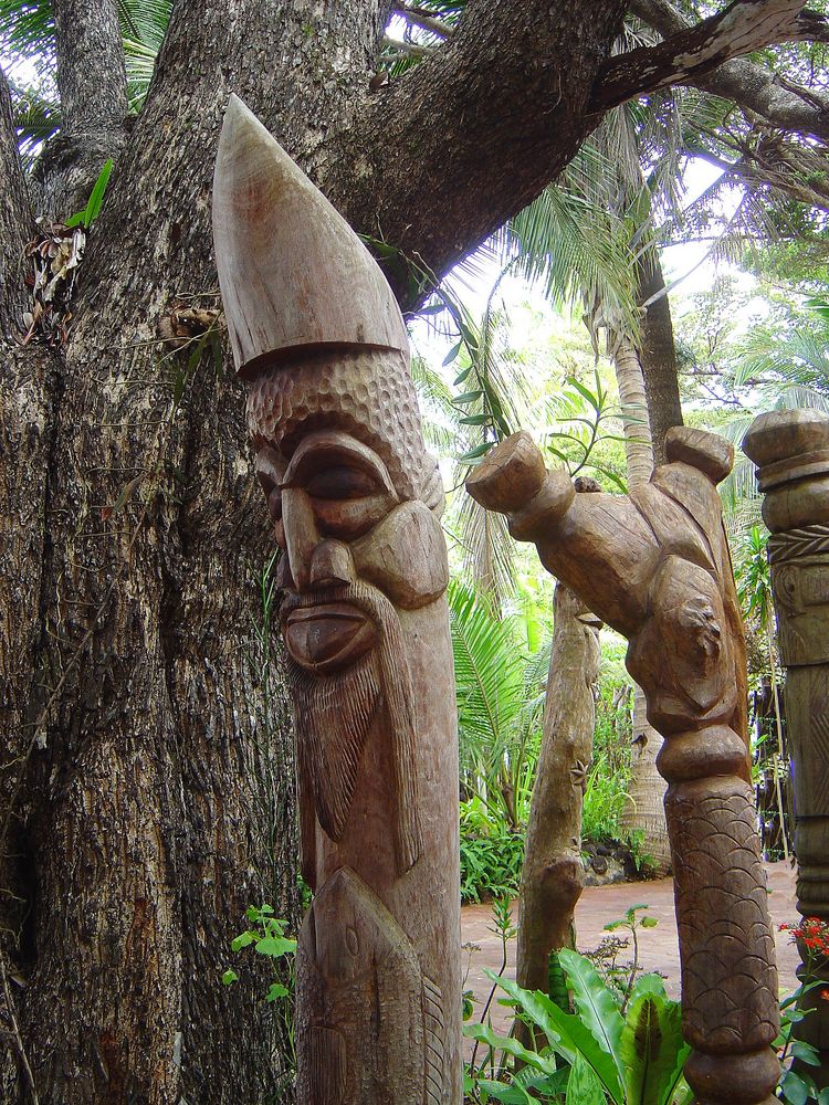 Île des Pins - Poteaux sculptés dans les jardins de l'Hôtel Kou Bugny
