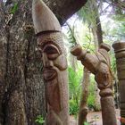 Île des Pins - Poteaux sculptés dans les jardins de l'Hôtel Kou Bugny