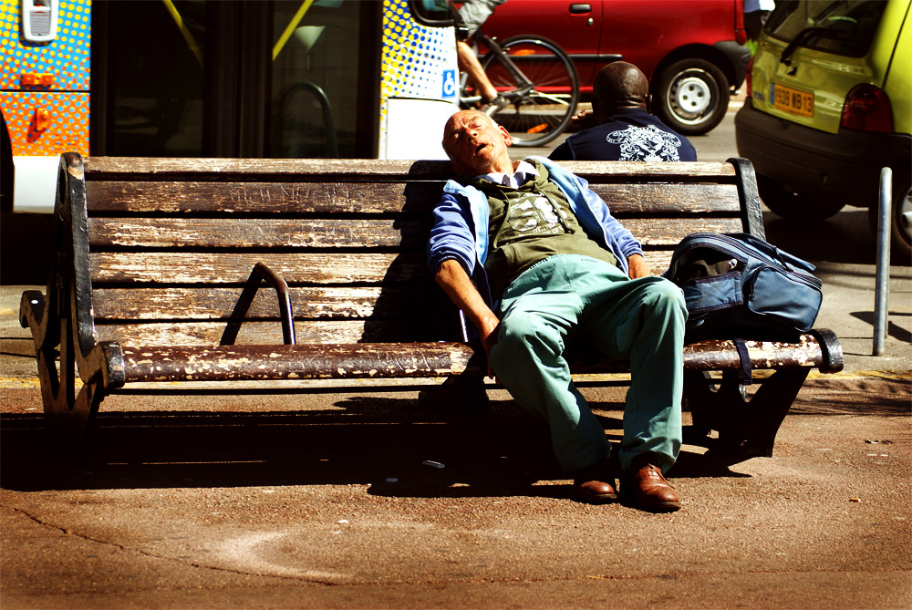 Le Désespoir assis sur un banc