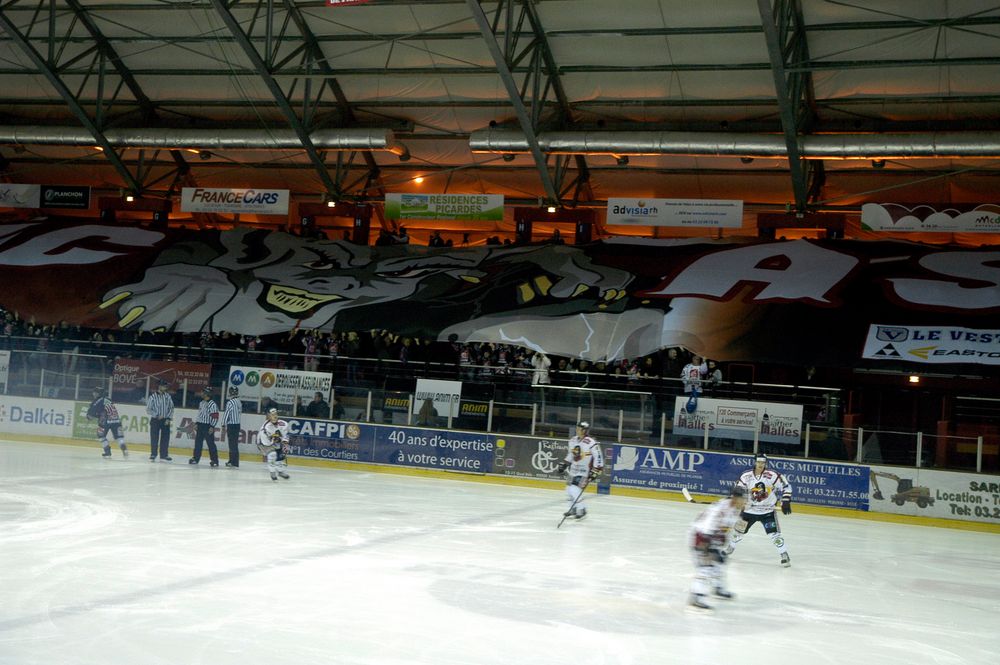 le diable ...! logo des gothiques au centre du drapeau!