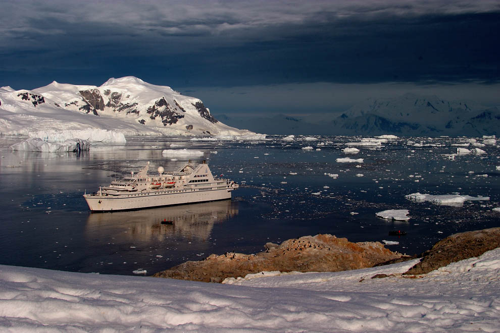 Le Diamant dans Neko Harbour, détroit de Gerlache, péninsule Antarctique.