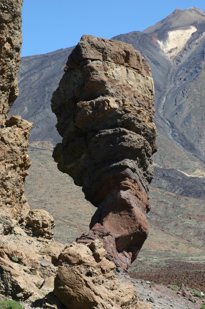 le doigt de Dieu en 1 plan et le TEIDE en 2 plan ( îles canaries ténérif )