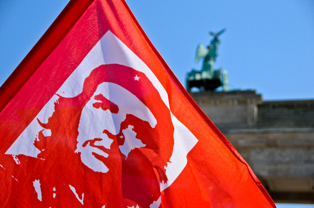 Le drapeau de Che Guevara brandit devant la porte de Brandenbourg lors du 1 Mai