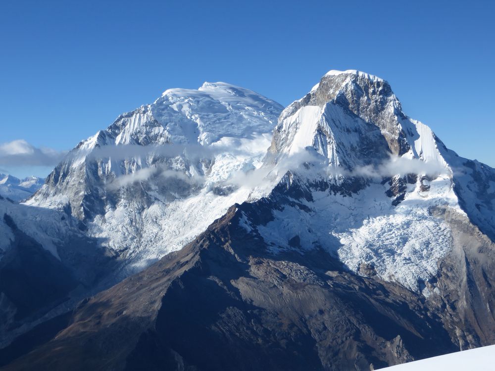 Le due cime dello Huascaran, la più alta montagna del Perù, 6768 e 6664 metri