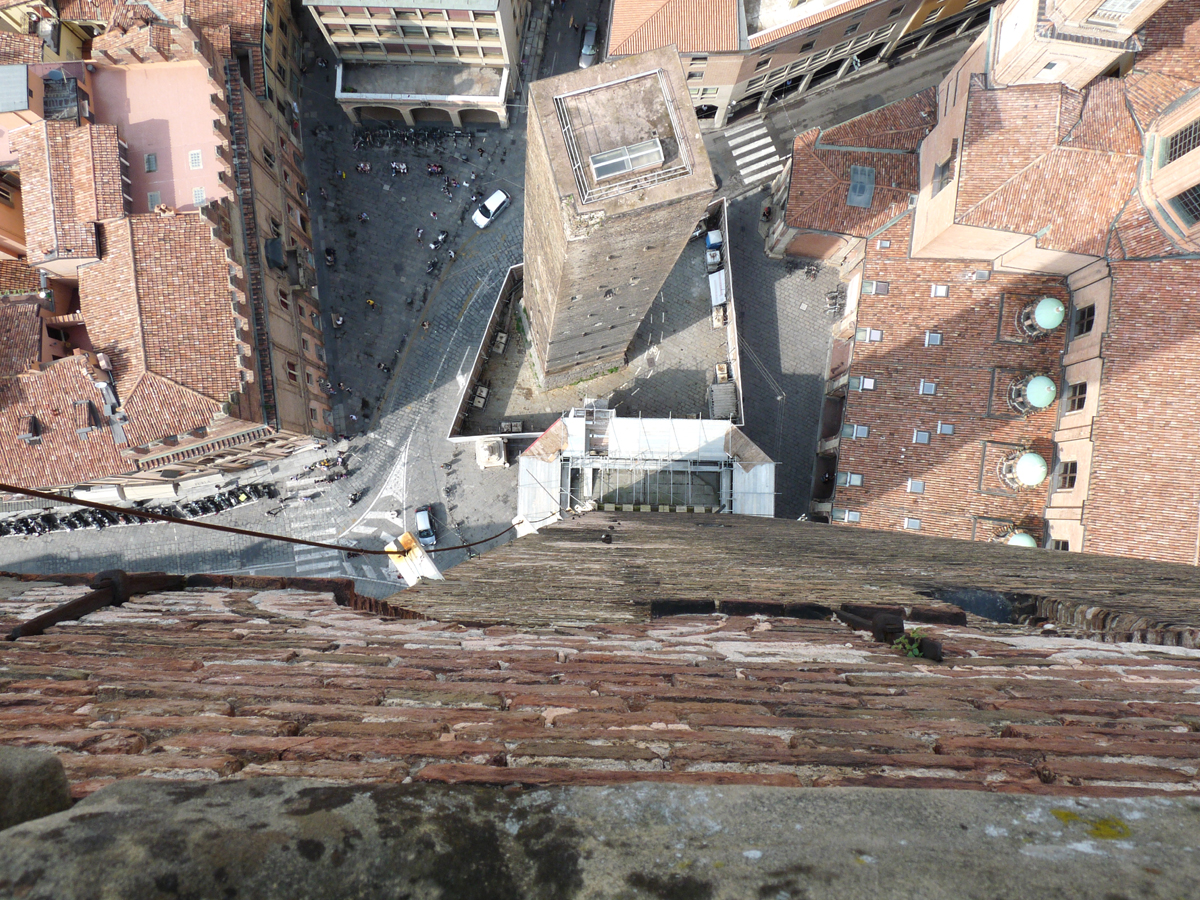 Le due torri di Bologna 900 anni di "vita spericolata "