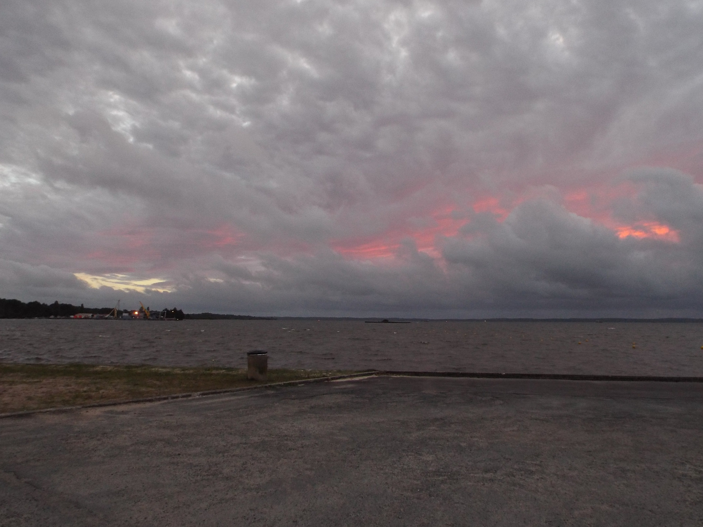 le feu du soir derriere les nuages