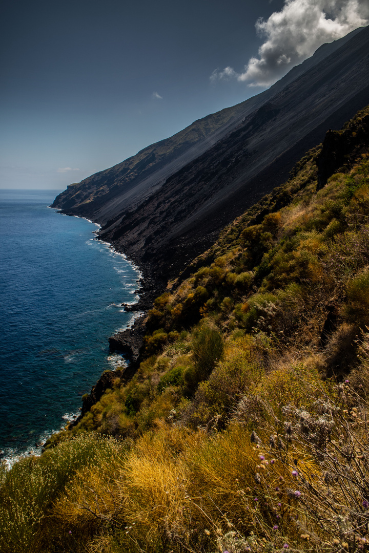 Le flanc ouest du Stromboli, derrière Ginostra