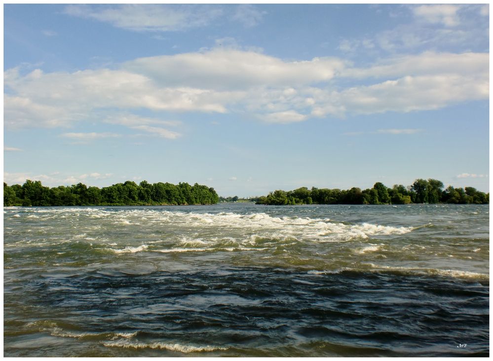 Le fleuve St Laurent aux rapides de  Lachine à Lasalle près de Montréal