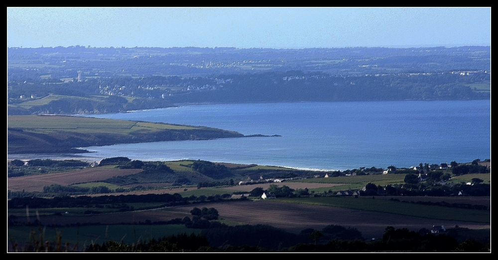 " Le fond de la baie de Douarnenez depuis le haut du Menez Hom "