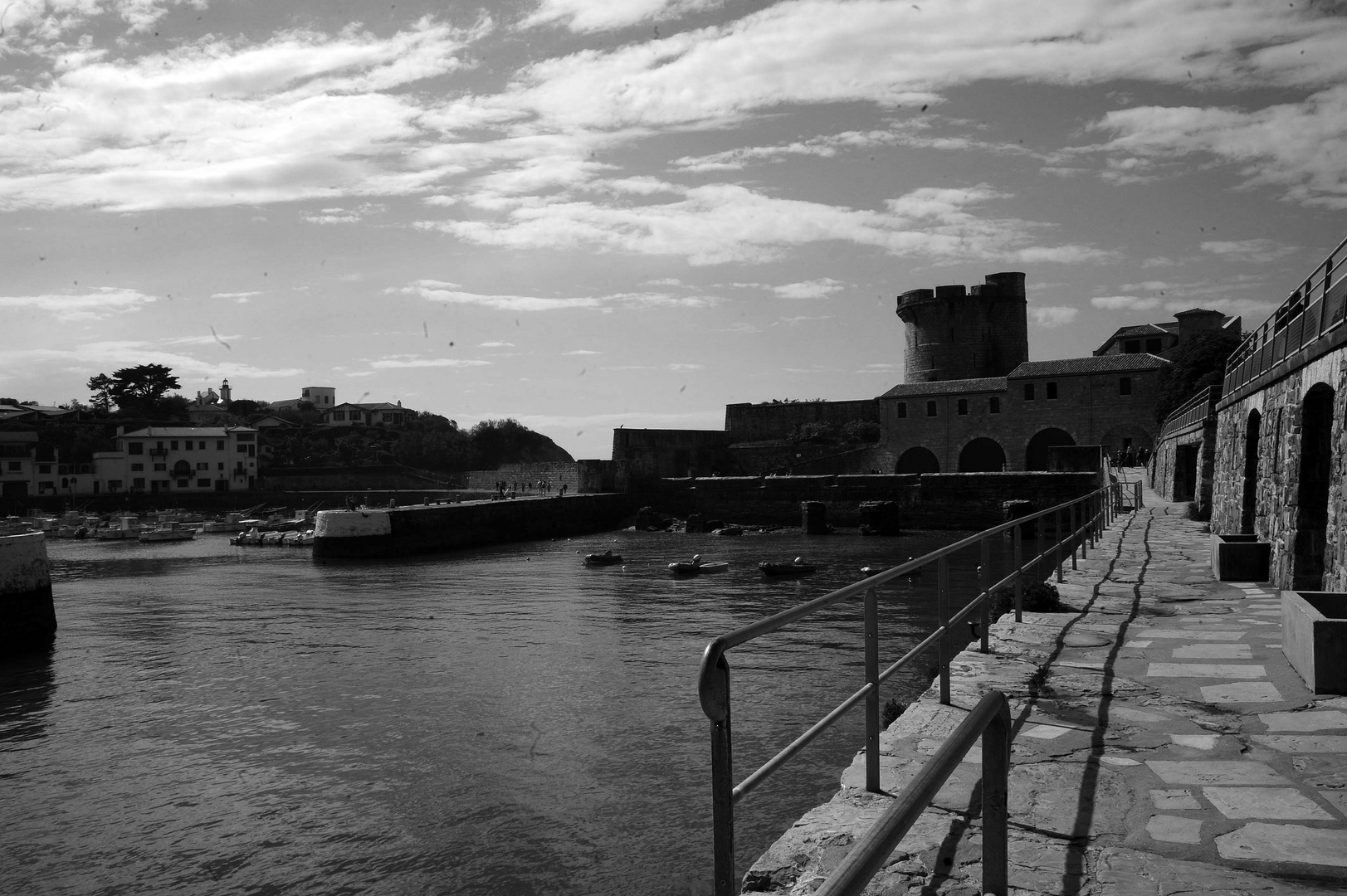 le fort de socoa (versus black and white )