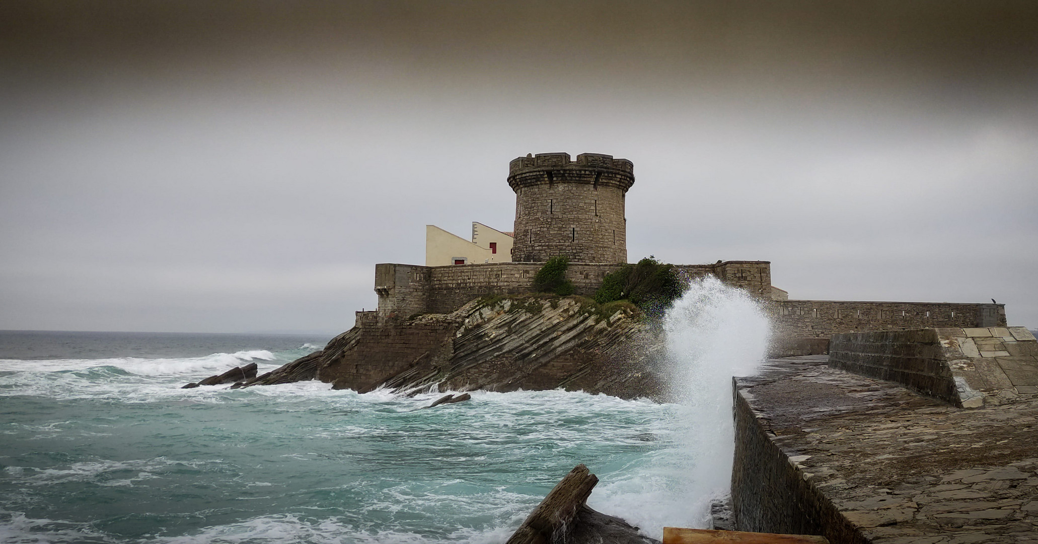 Le fort sous le mauvais temps 