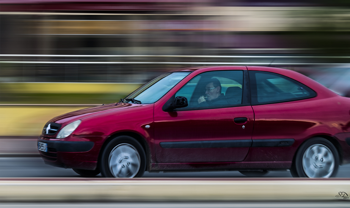 Le fumeur et la voiture rouge .