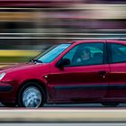 Le fumeur et la voiture rouge .