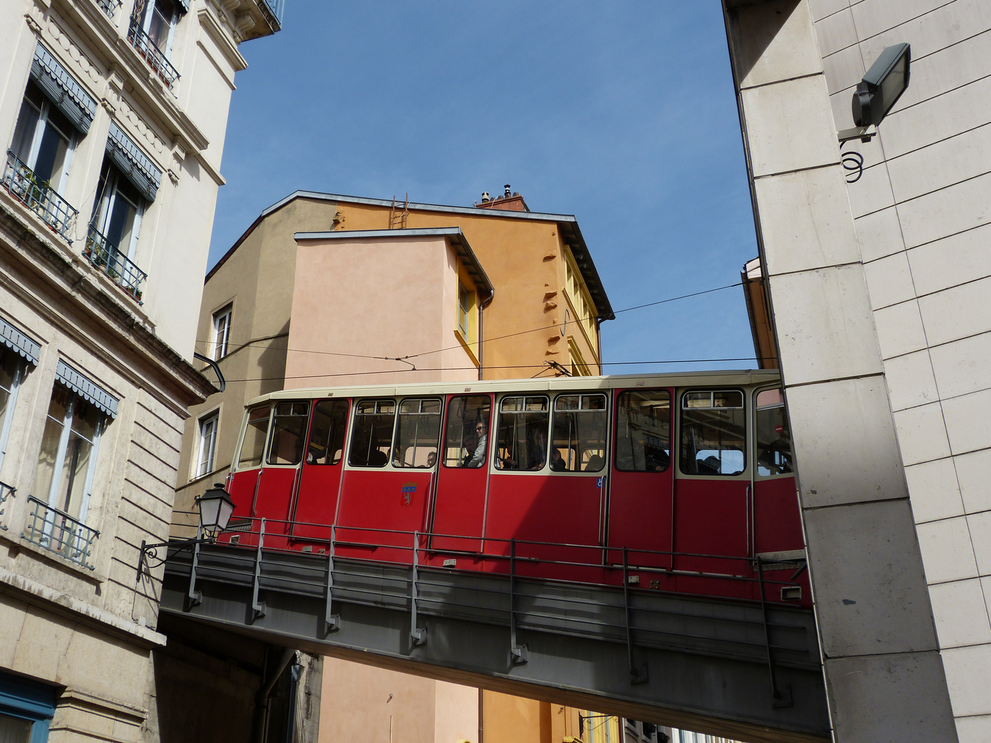 Le funiculaire, cher au coeur des lyonnais, lors de son bref passage entre les immeubles