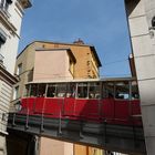 Le funiculaire, cher au coeur des lyonnais, lors de son bref passage entre les immeubles