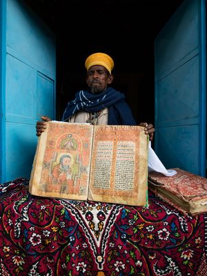 Le gardien des lieux présente les trésors de son église.