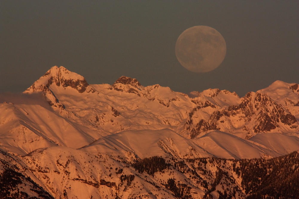 Le Gelas au coucher du soleil et au lever de la lune.