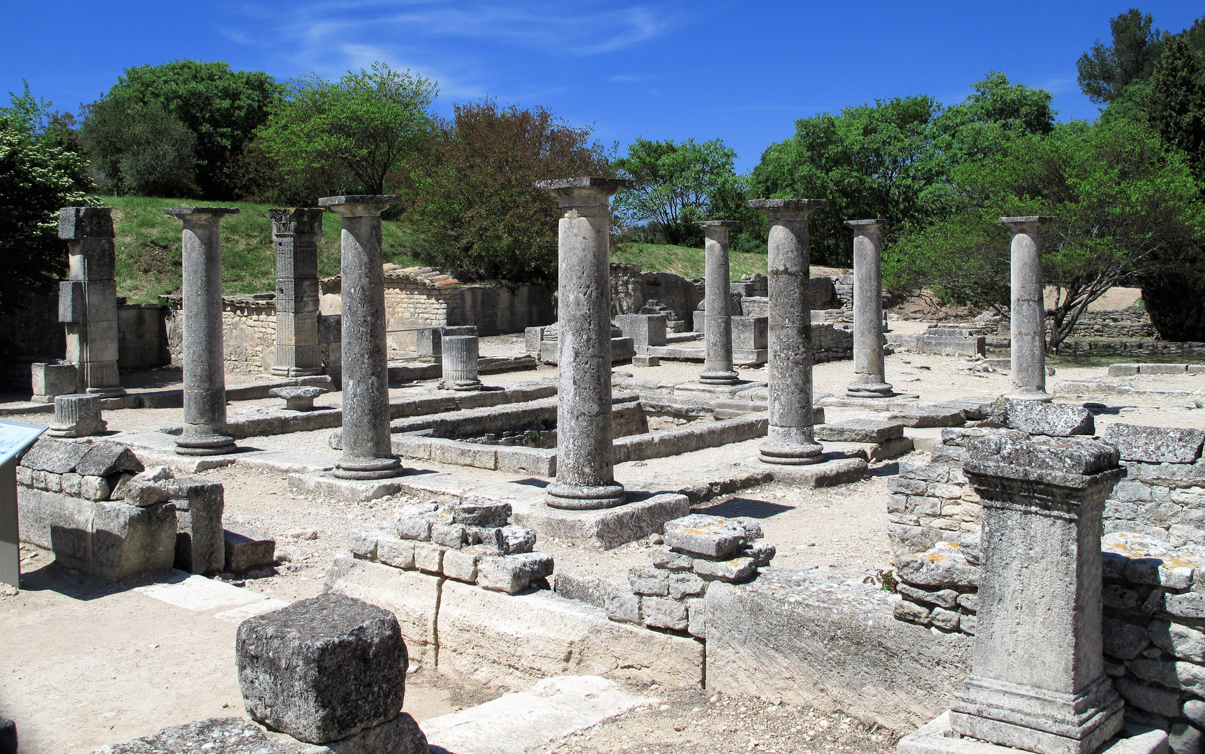 LE GLANUM