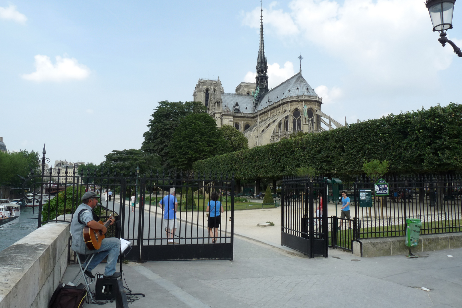 le guitariste de Notre Dame de Paris