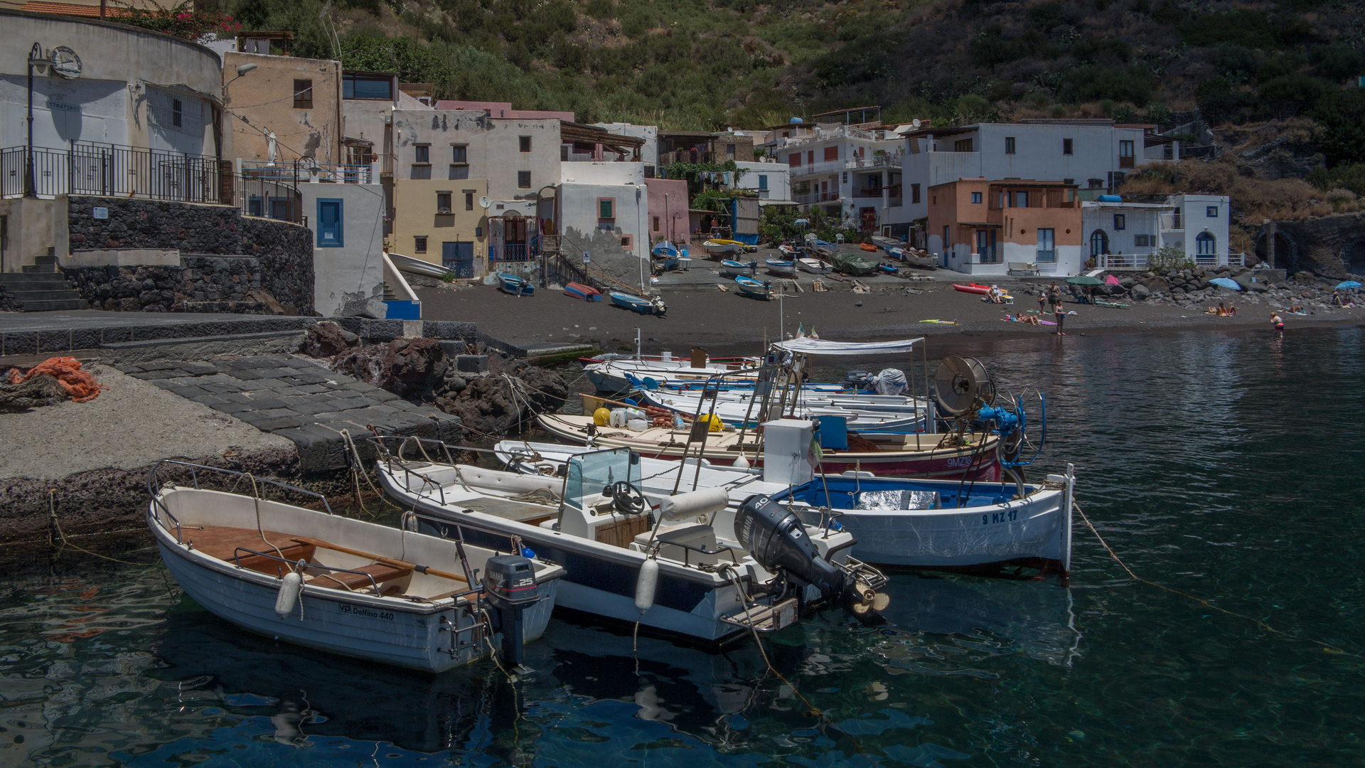 Le hameau de Leni, sur l'île de Salina