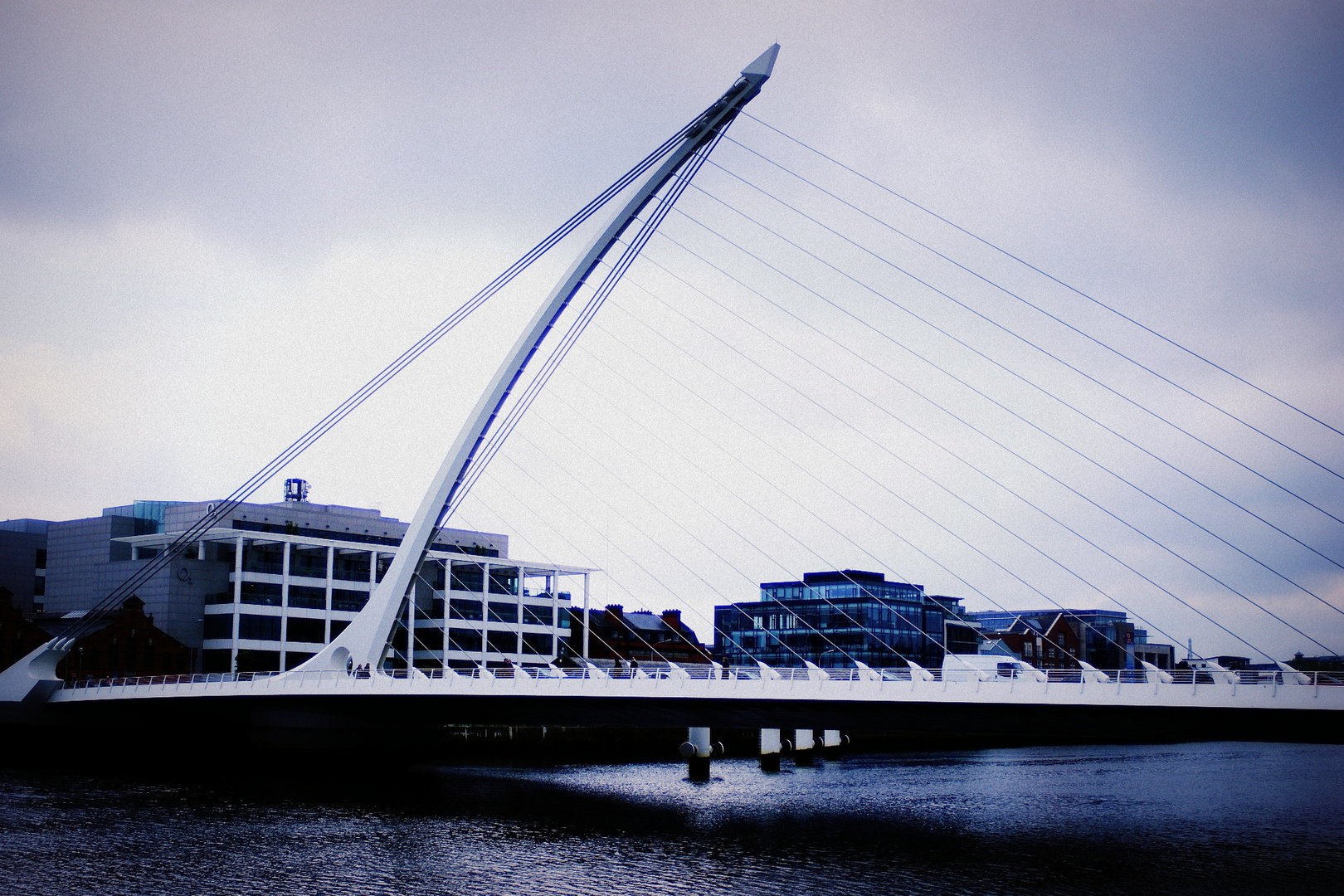 Le Ha'penny Bridge surplombant la Liffey