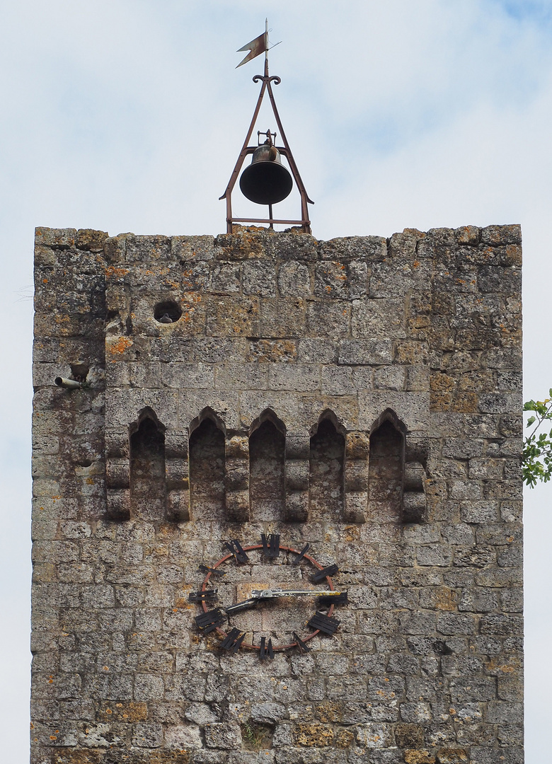 Le haut de la porte d’entrée fortifiée