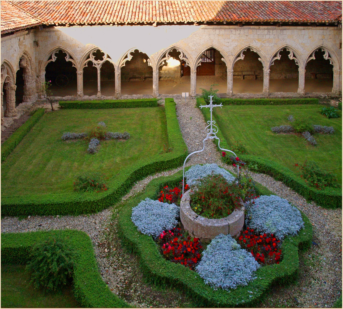 Le jardin du cloître de la Romieu (XIVème)