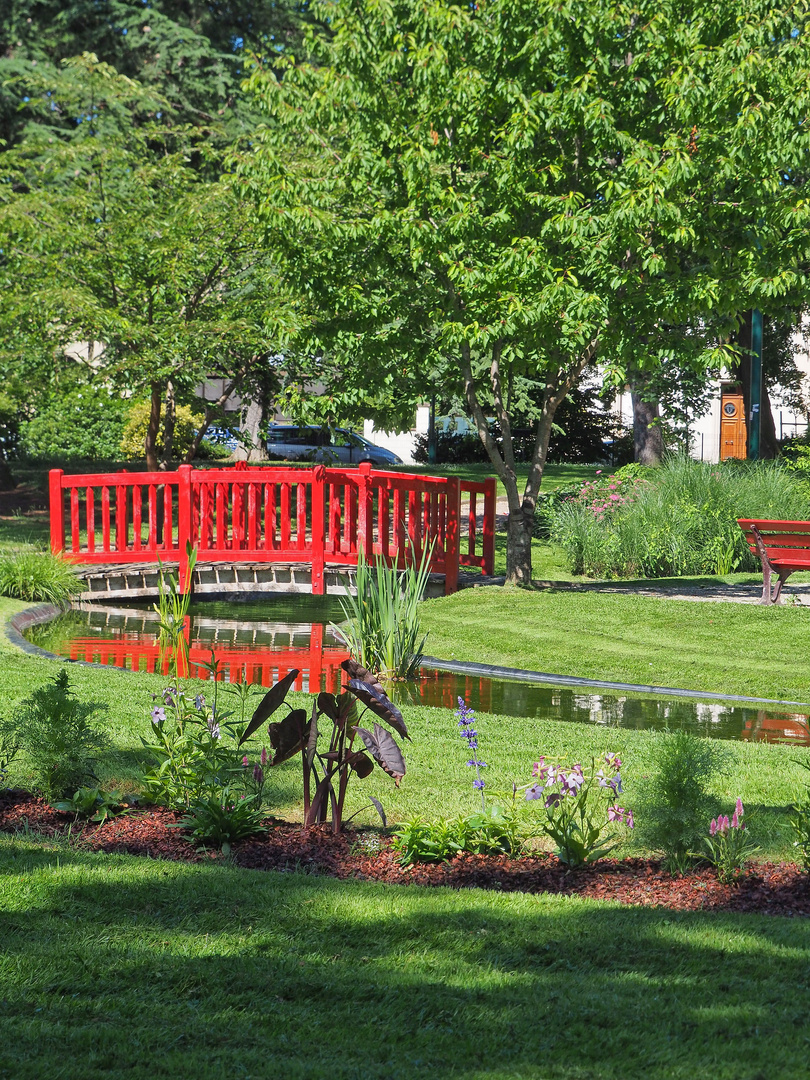 Le Jardin Jayan avec un de ses ponts rouges