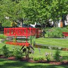 Le Jardin Jayan avec un de ses ponts rouges