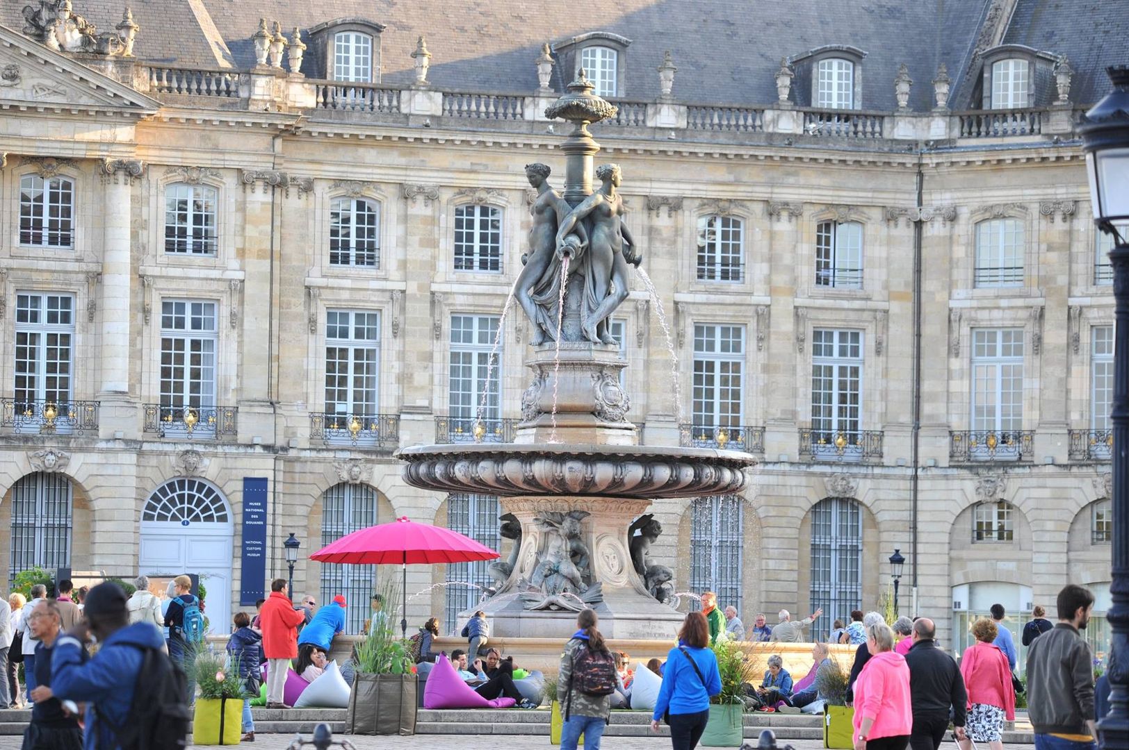 le jardin s'emparre de la fontaine de la place de la bourse( bordeaux )