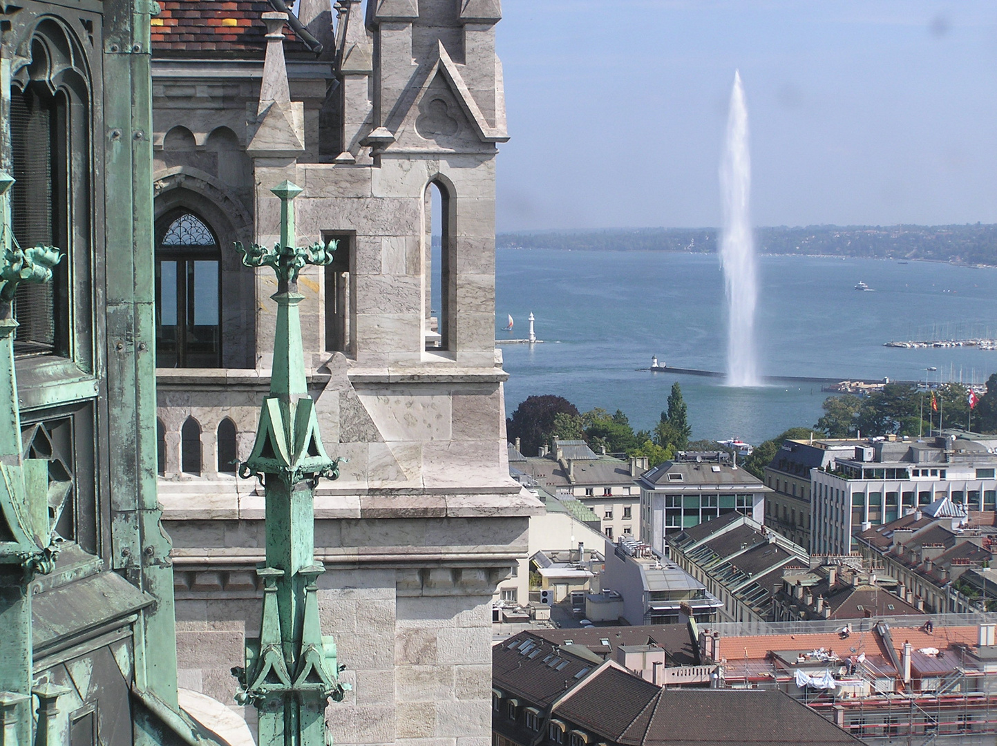 Le jet d'eau de Genève vu de la cathédrale St-Pierre