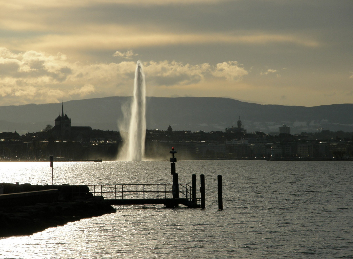 Le Jet d'eau et la rade de Genève vus de la rive gauche