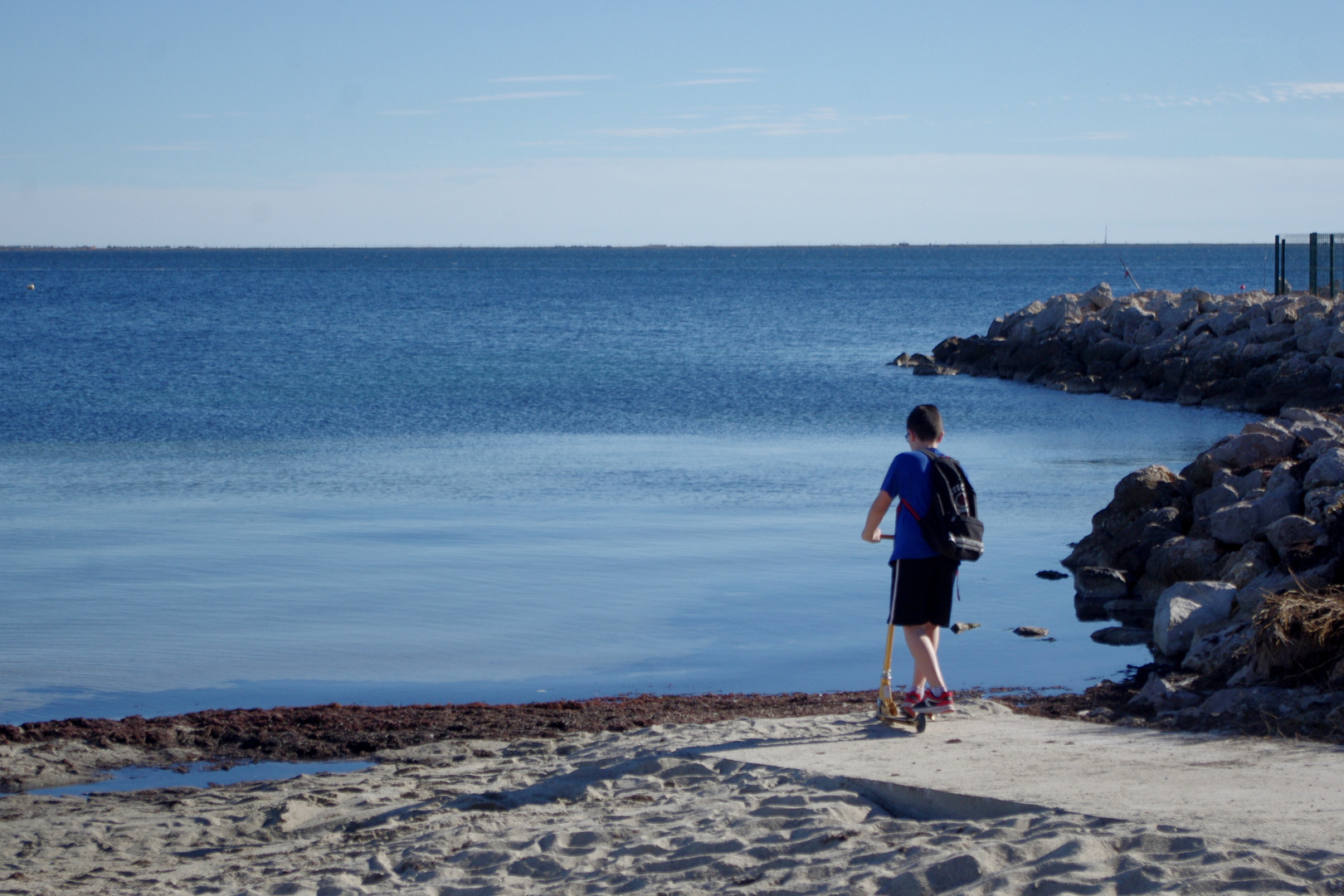 le jeune garçon et la mer .....