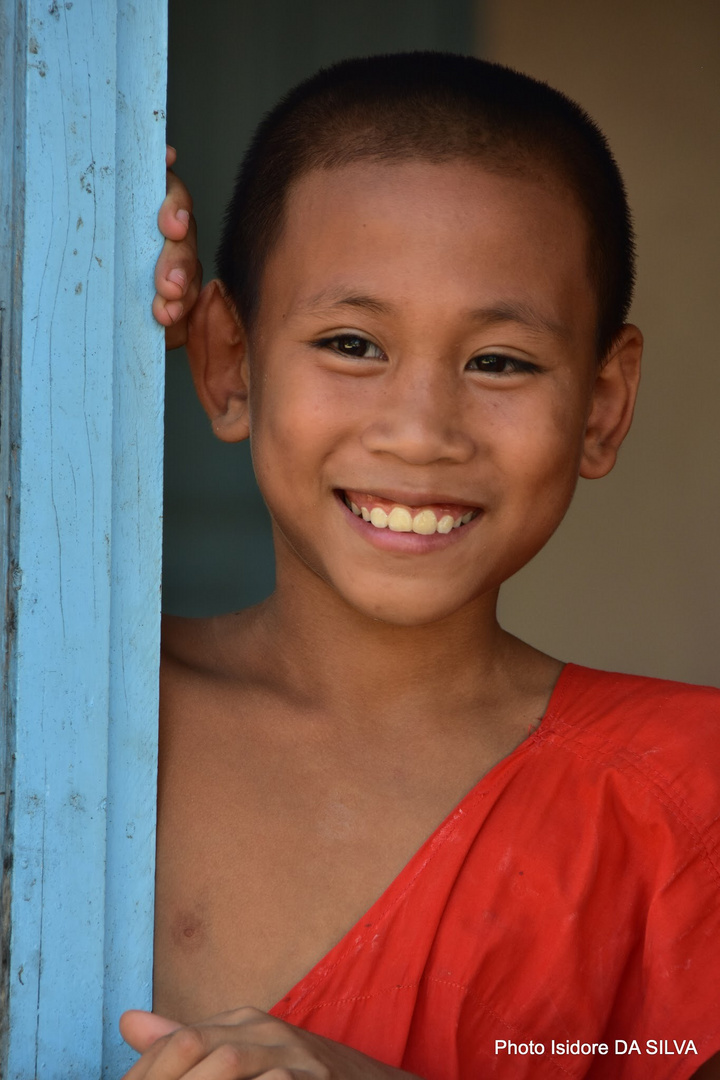 Le Jeune moine souriant du LAOS 