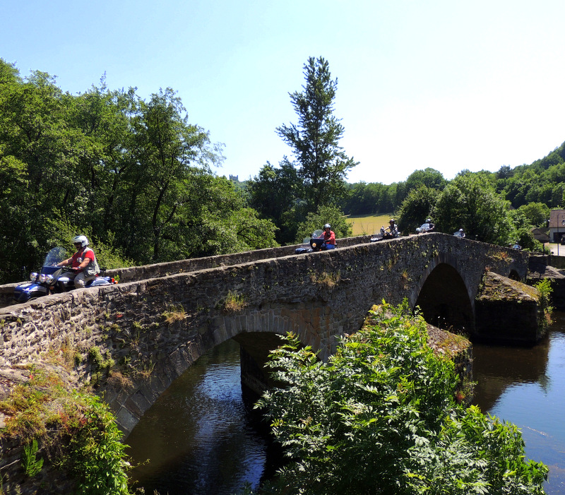 Le joli petit pont médiéval de Menat .