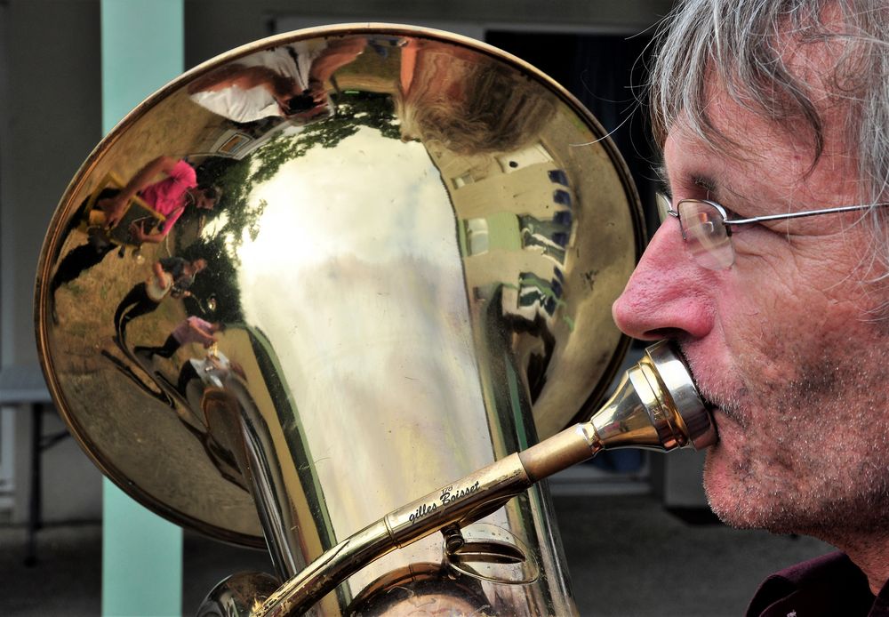 le joueur de Tuba fait "Band" à part photo et image musique et