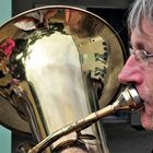 le joueur de Tuba fait "Band" à part