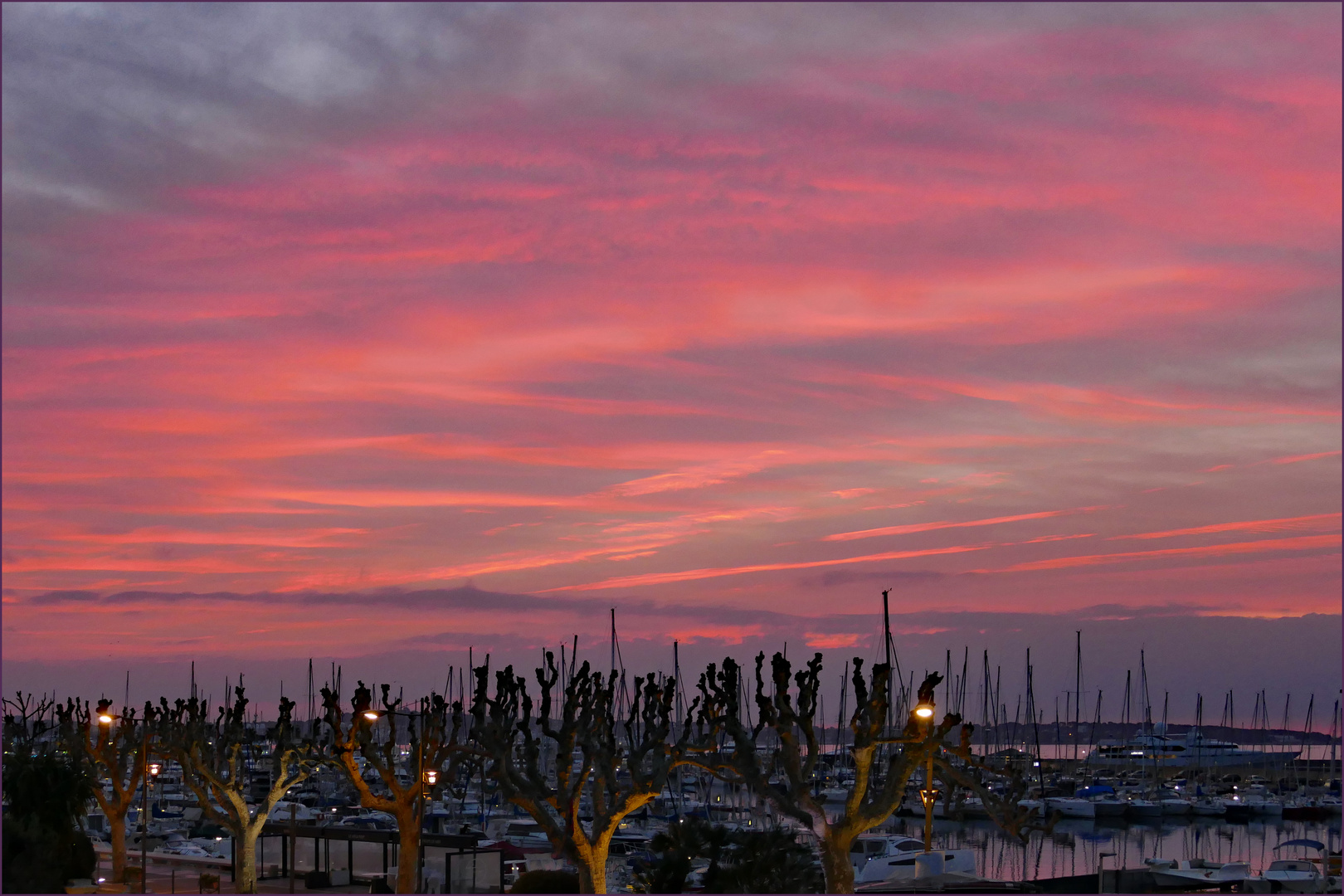 le jour se lève en rose et mauve...