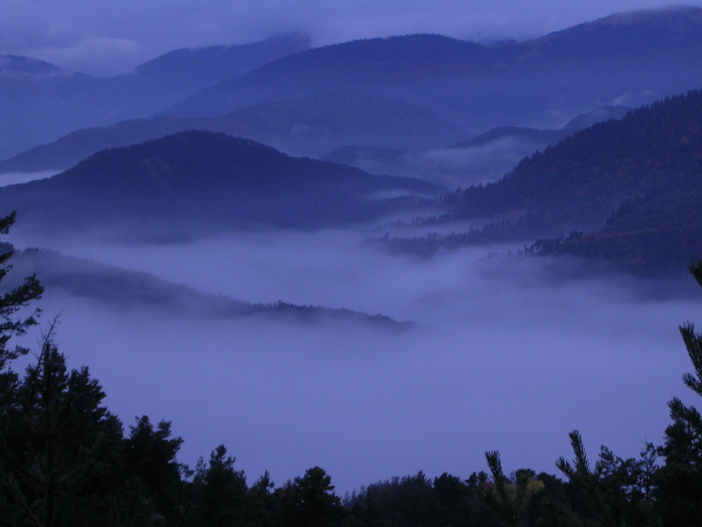 le jour se lève sous la brume Alpes Provençale