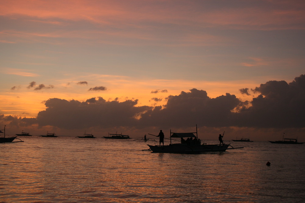 le jour se lève sur alona beach