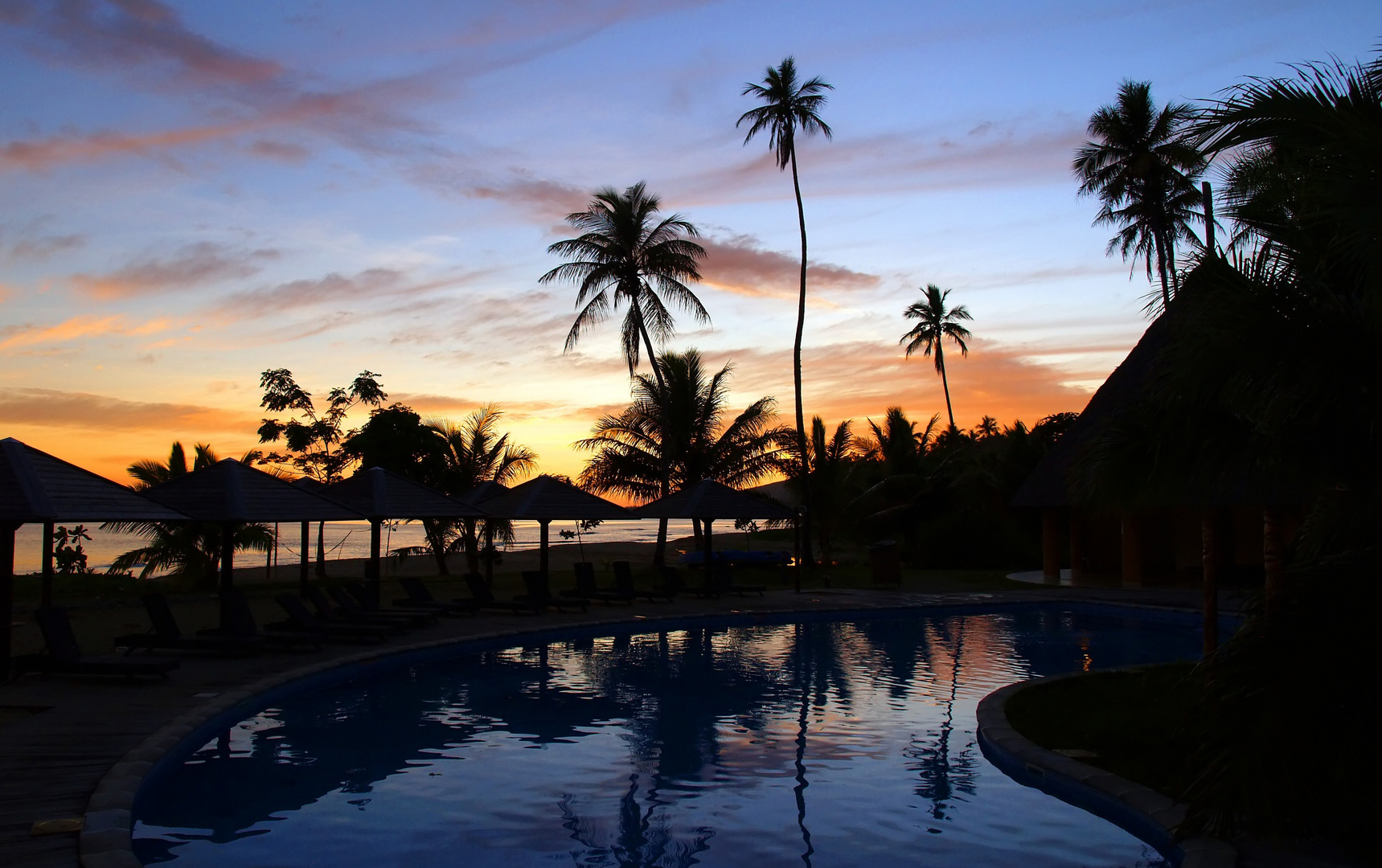 Le jour se lève sur la côte Est à l’hôtel Tiéti et sa piscine.