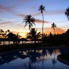 Le jour se lève sur la côte Est à l’hôtel Tiéti et sa piscine.