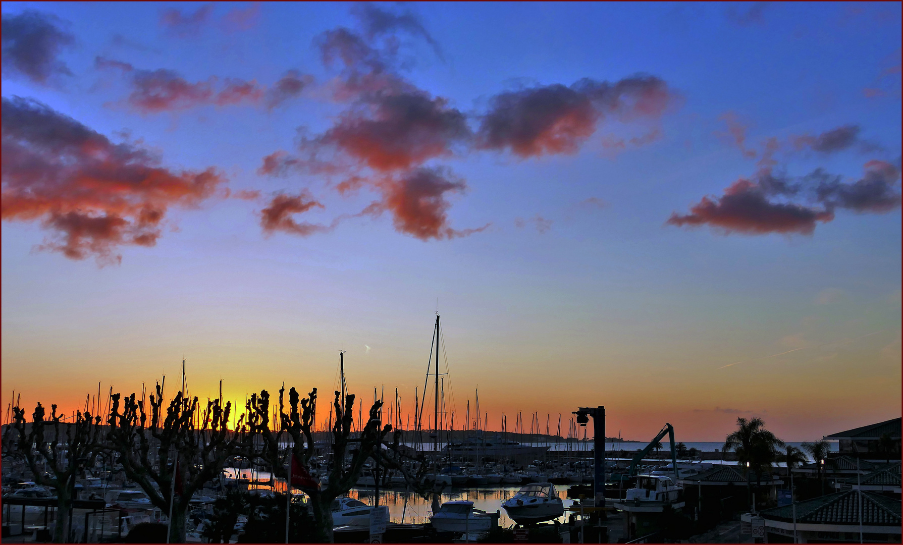 le jour se lève sur le port ....