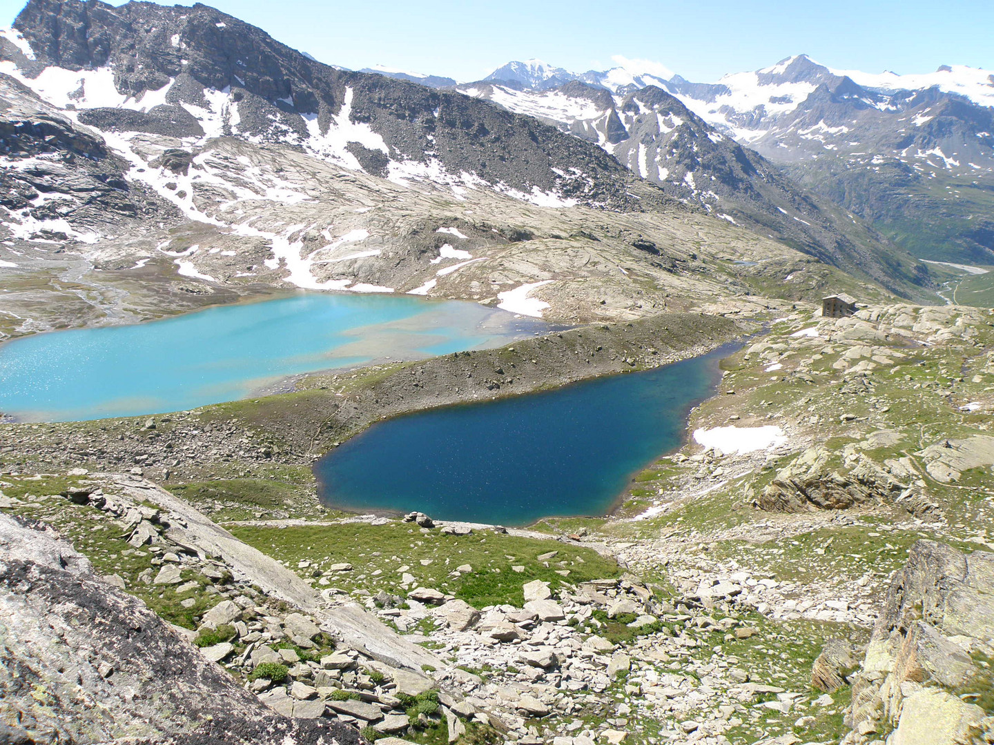 Le lac blanc et le lac noir à côté du refuge du Carrot.