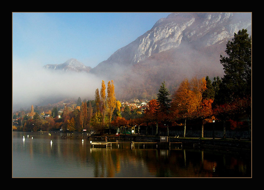 Le Lac d'Annecy à Menthon Saint-Bernard en Automne