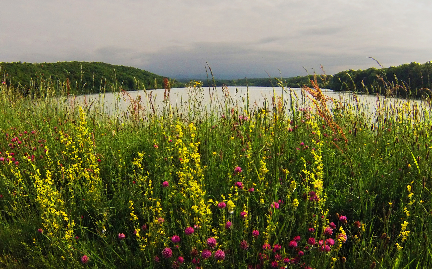 Le lac de l’Arrêt-Darré par un soir de printemps orageux (Hautes-Pyrénées)