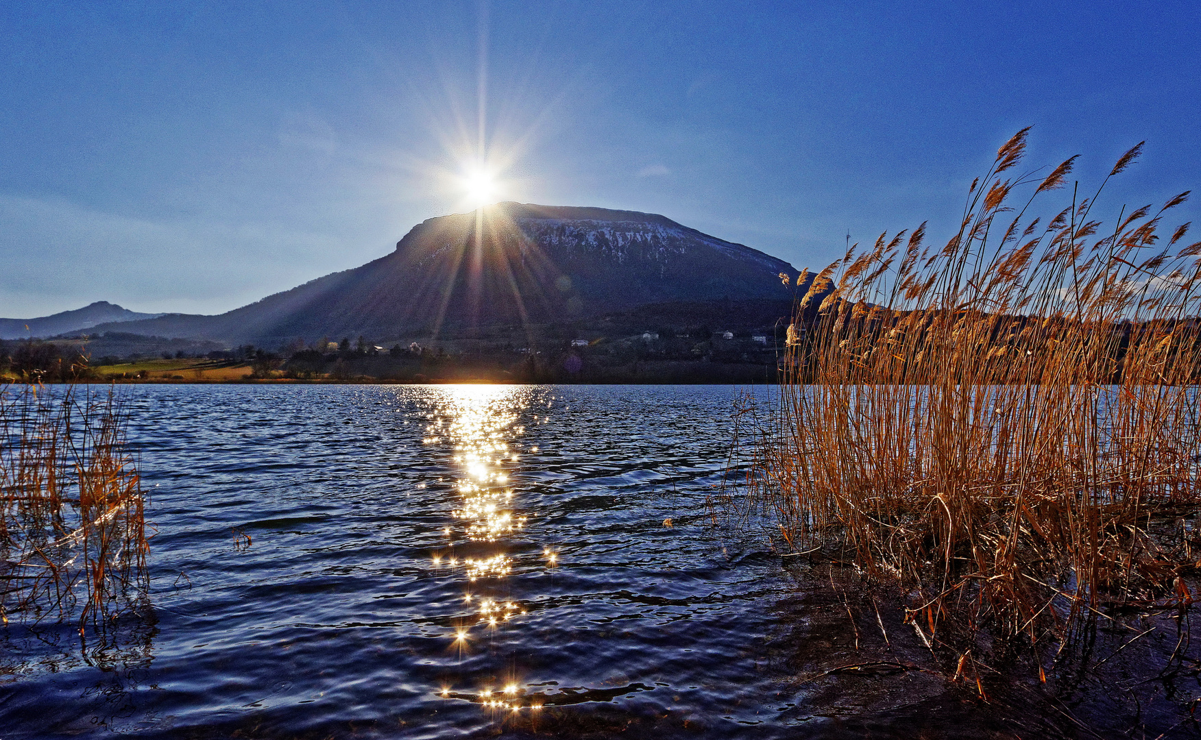 Le " lac de Pelleautier " miroir du Soleil couchant...( Hautes-Alpes )